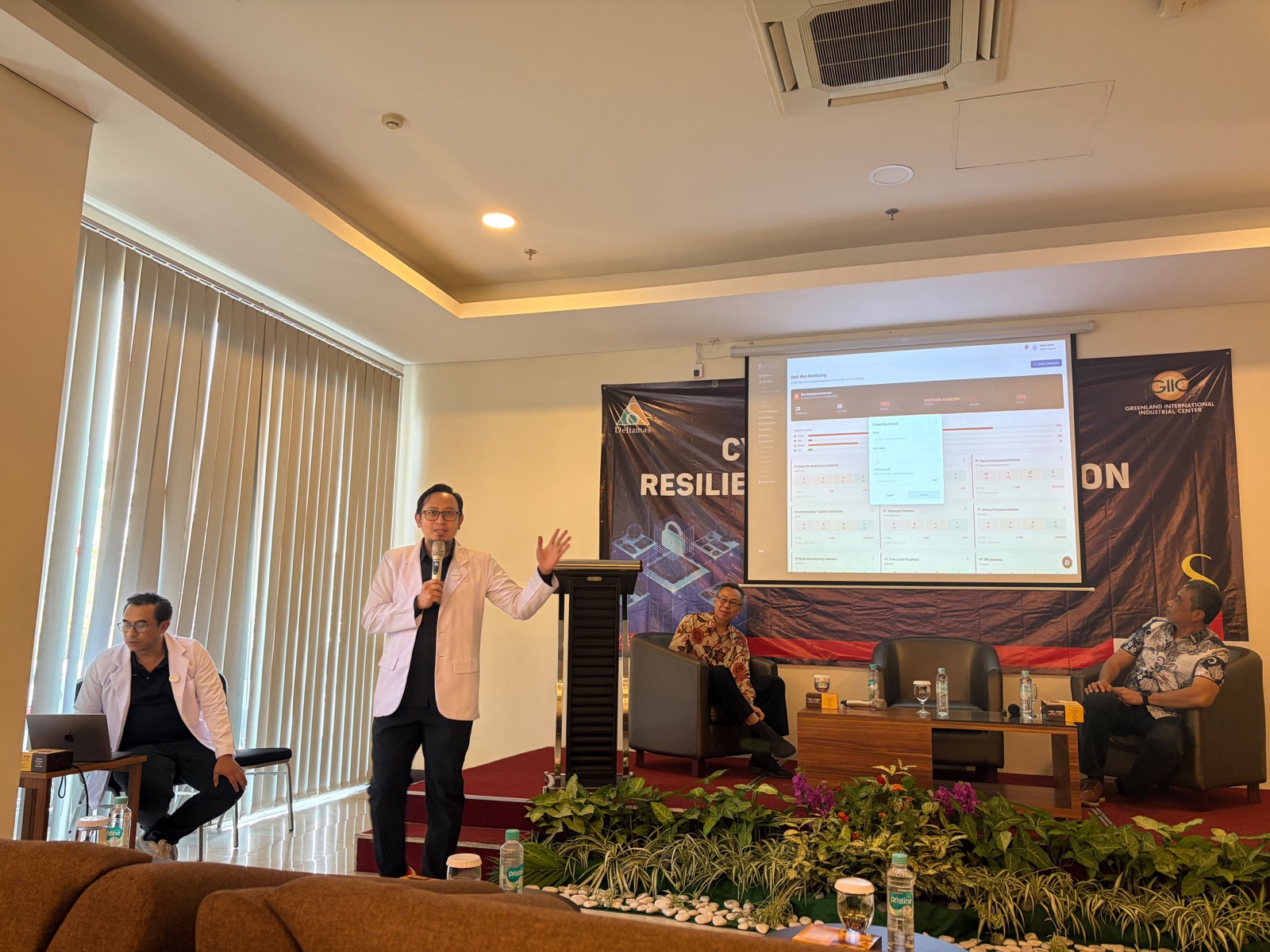 Presentasi Xecura Pentest AI dan Dark Web Monitoring di hadapan peserta Cybersecurity Clinic