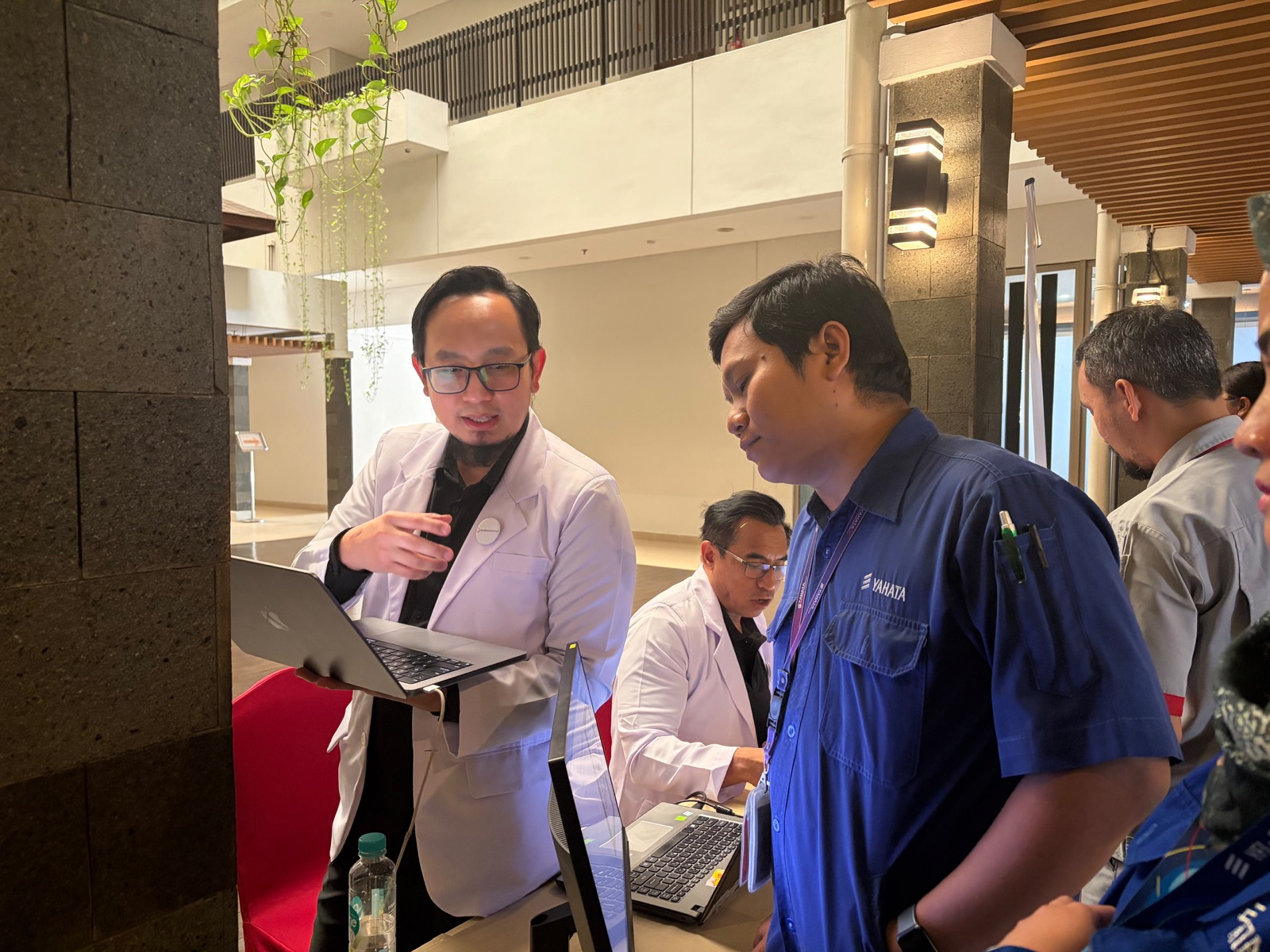 Tim Xecura memandu peserta melihat hasil pemindaian keamanan