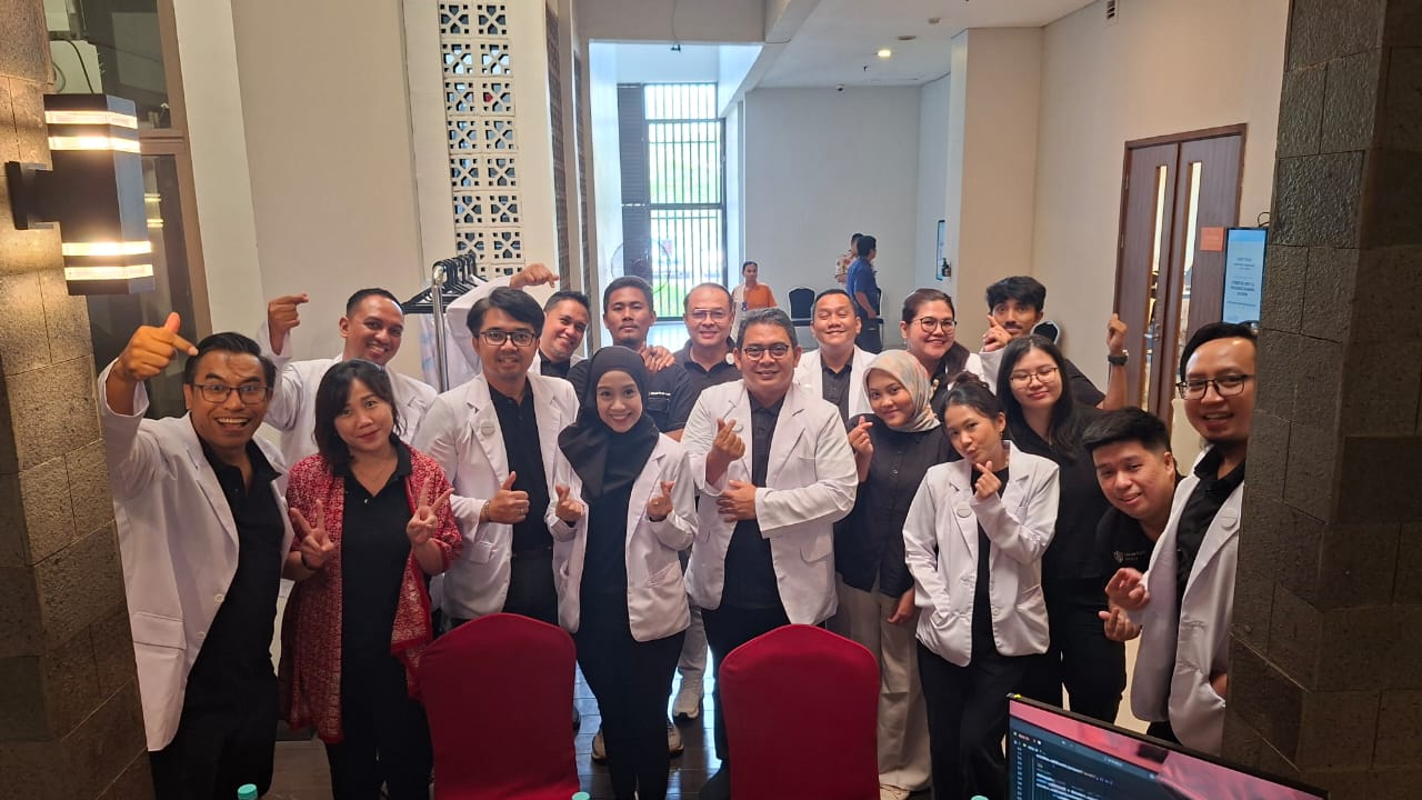Tim Xecura dan OneSmartService berfoto bersama di sela kegiatan Cybersecurity Clinic
